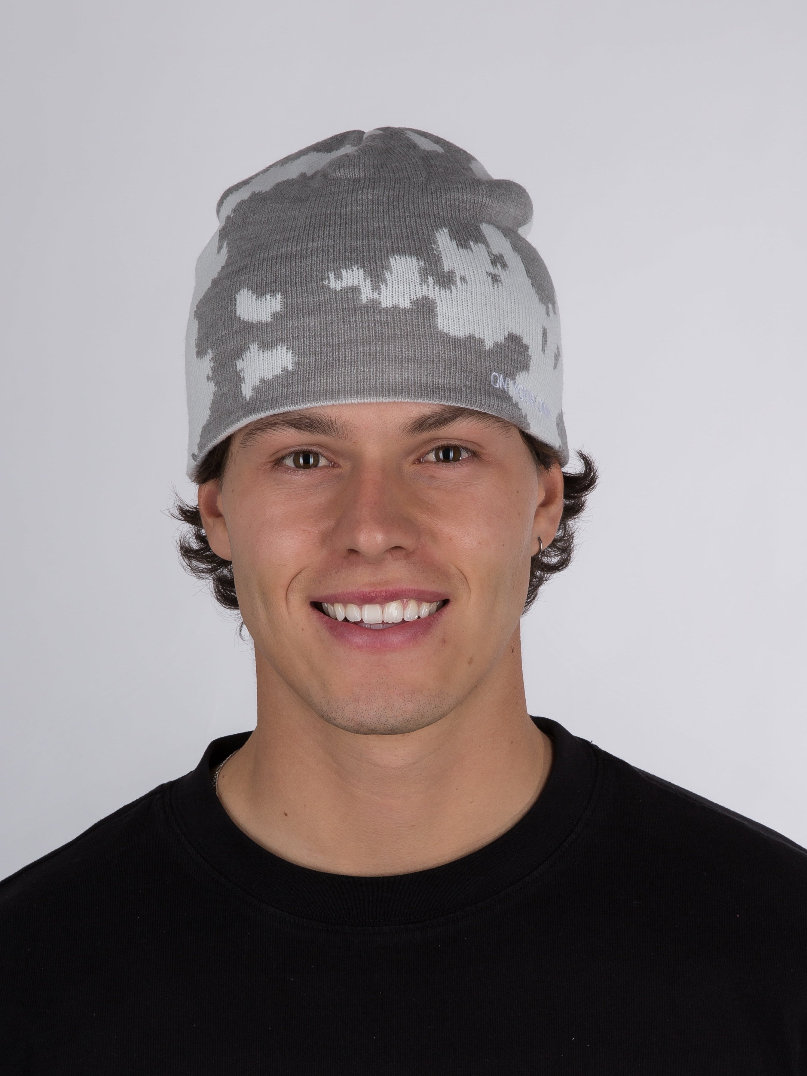 PATTERN BEANIE – GREY
